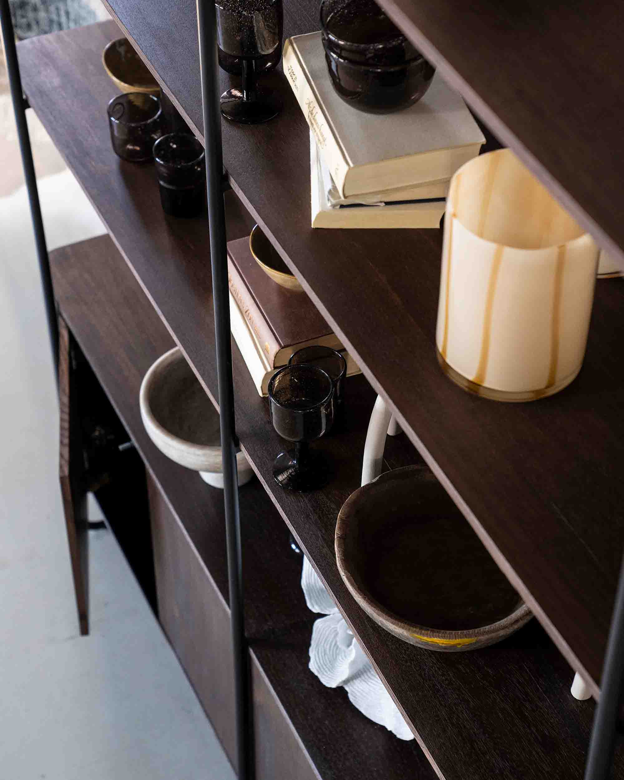 James bokhylle i mangotre og metall.