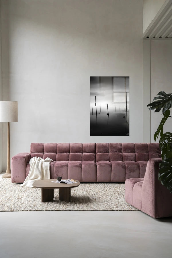 Kunsttrykk på syrefritt papir, lerret og glass. Svart-hvit foto av påler eller stokker som stikker opp fra en sjø. 