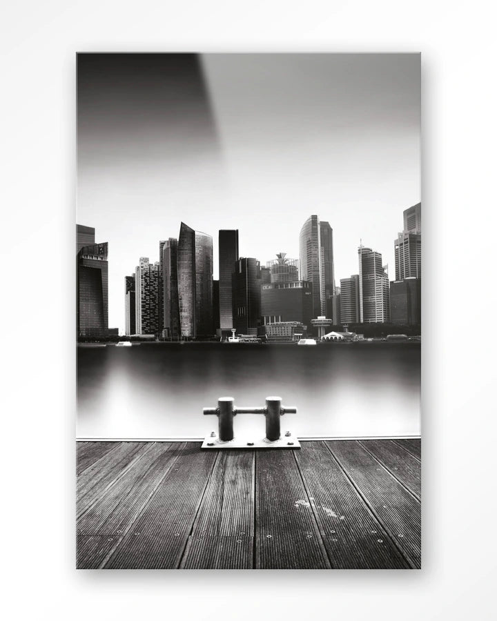 Kunsttrykk på syrefritt papir, lerret og glass. Svart-hvit foto av en storby med skyskraper, sett fra en brygge.