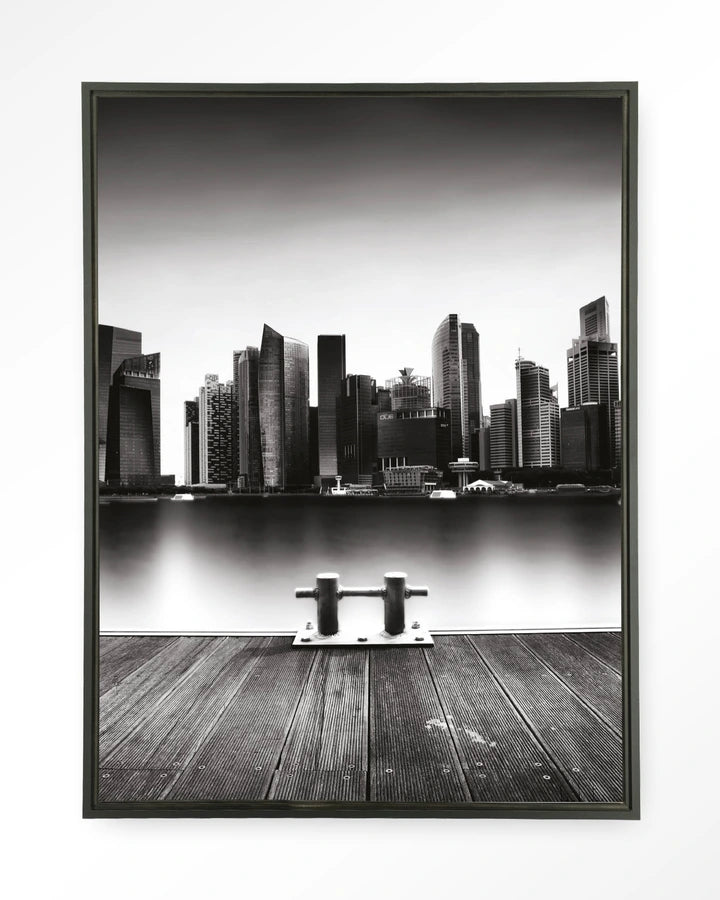 Kunsttrykk på syrefritt papir, lerret og glass. Svart-hvit foto av en storby med skyskraper, sett fra en brygge.