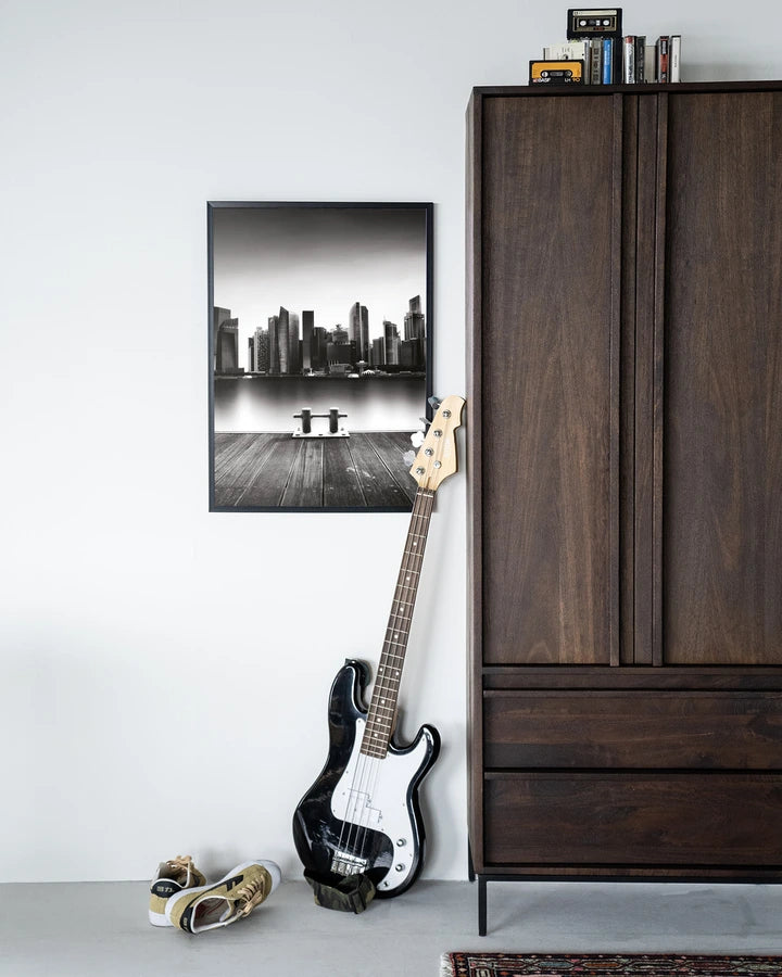 Kunsttrykk på syrefritt papir, lerret og glass. Svart-hvit foto av en storby med skyskraper, sett fra en brygge.