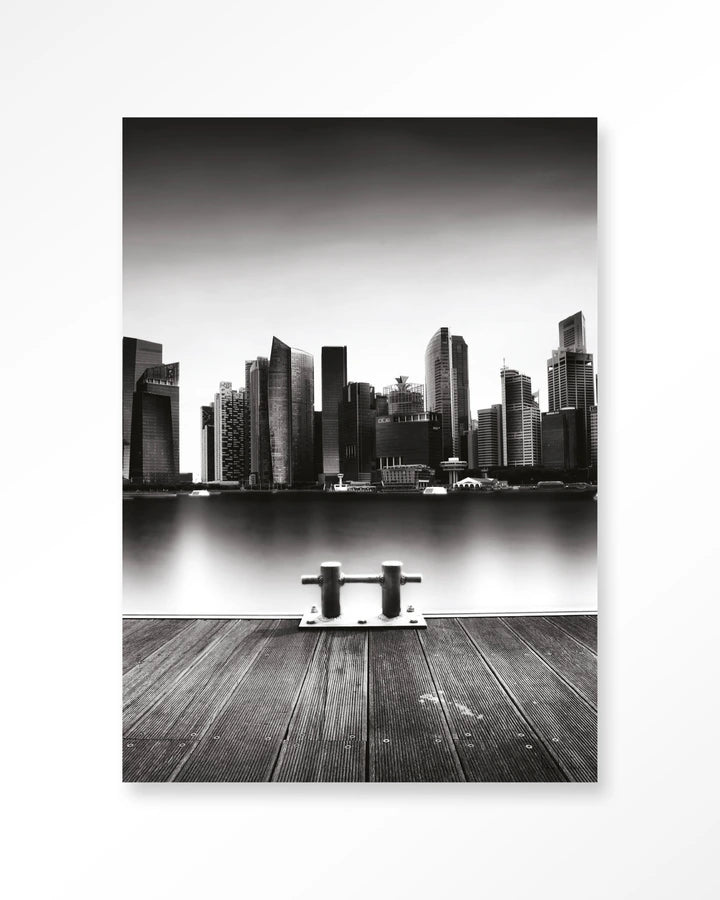 Kunsttrykk på syrefritt papir, lerret og glass. Svart-hvit foto av en storby med skyskraper, sett fra en brygge.