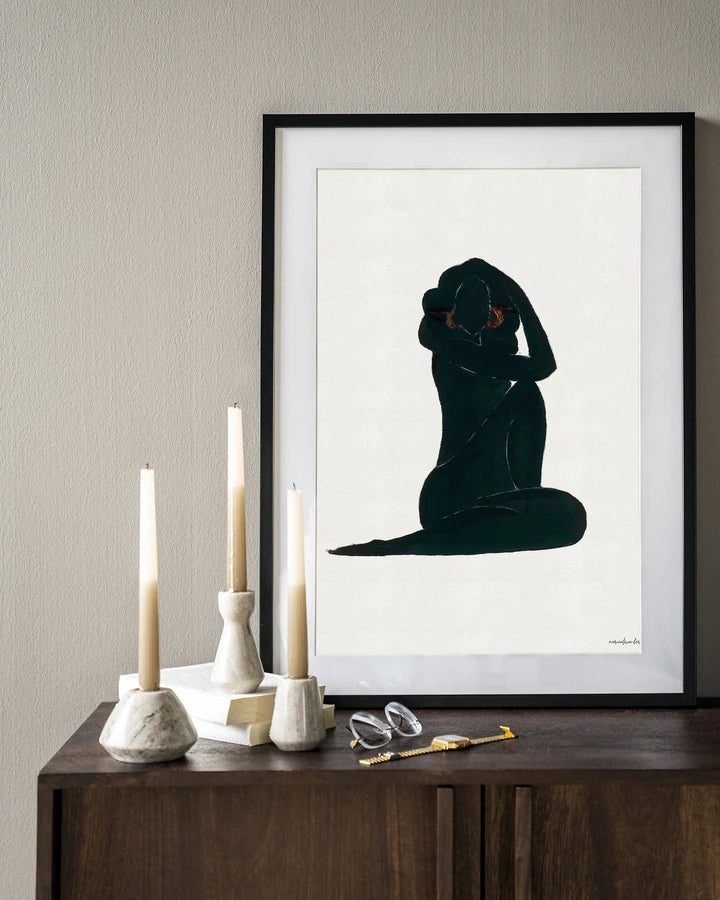 Kunsttrykk på syrefritt papir, lerret og glass. Motiv av svart, kvinnelig siluett mot hvit bakgrunn.