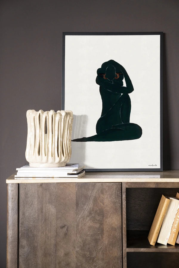 Kunsttrykk på syrefritt papir, lerret og glass. Motiv av svart, kvinnelig siluett mot hvit bakgrunn.