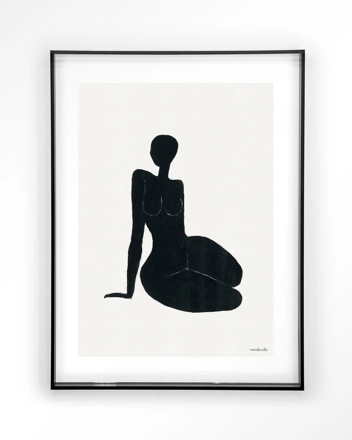 Kunsttrykk på syrefritt papir, lerret og glass. Svart kvinnelig siluett som sitter på gulvet. Fargepalett: svart mot hvit