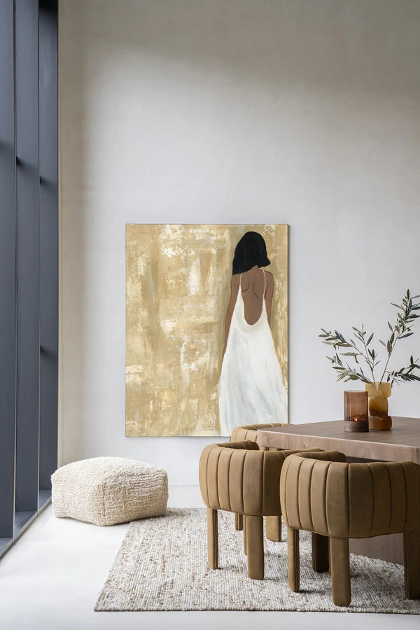 Miljøbilde: Kunsttrykk på lerret. Motiv: Dame med ryggen mot. Bildemotiv med lbeige, hvite og brune toner.