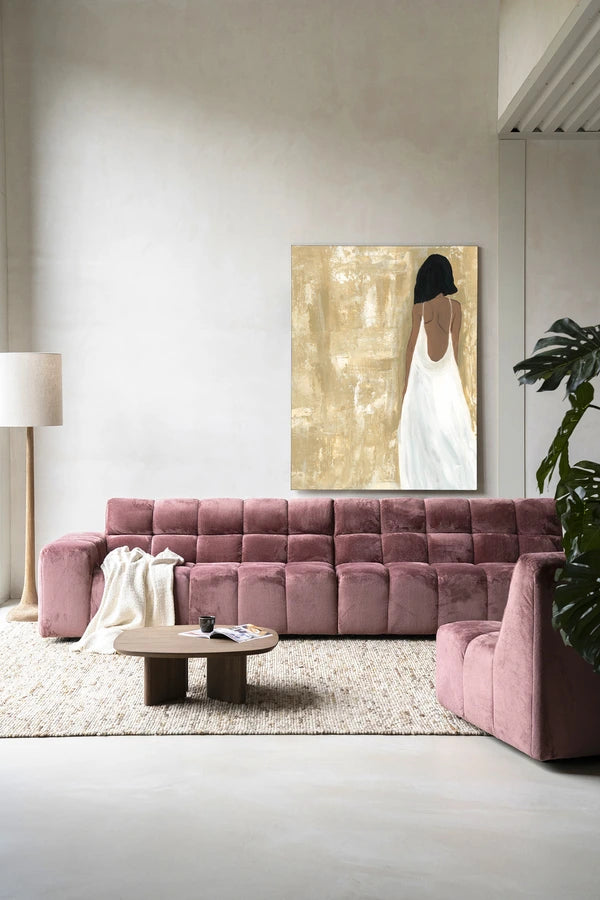 Miljøbilde: Kunsttrykk på lerret. Motiv: Dame med ryggen mot. Bildemotiv med lbeige, hvite og brune toner.