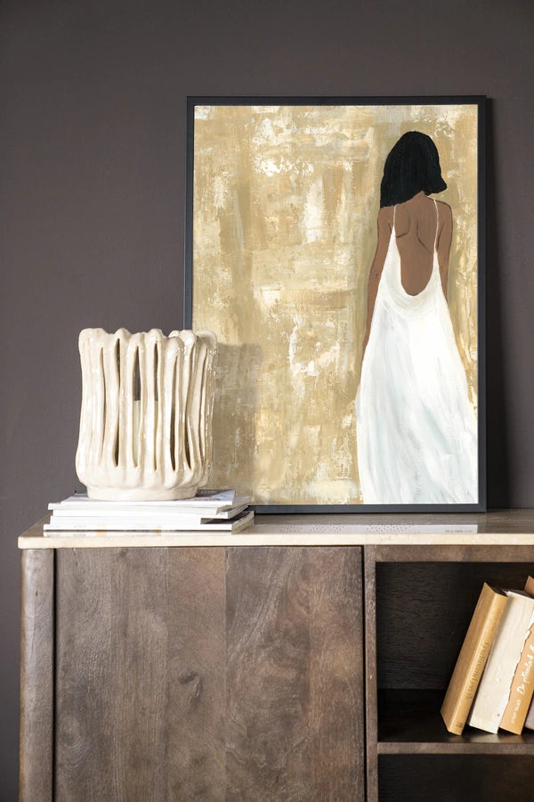 Miljøbilde: Kunsttrykk på syrefritt papir. Motiv: Dame med ryggen mot. Bildemotiv med lbeige, hvite og brune toner.