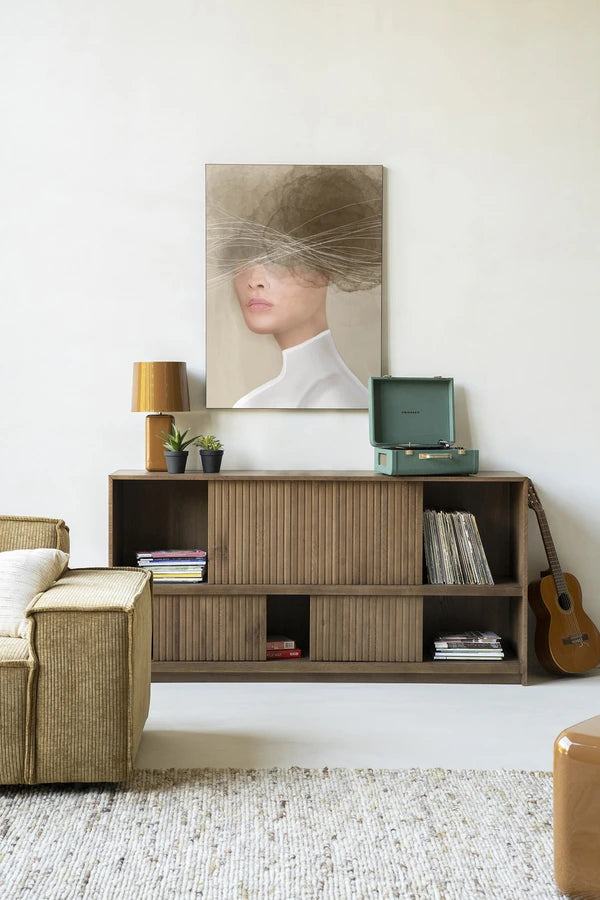 Kunsttrykk på syrefritt papir, lerret og glass. Motiv av kvinne med hodet i en mørk sky. Beige, myke fargetoner.