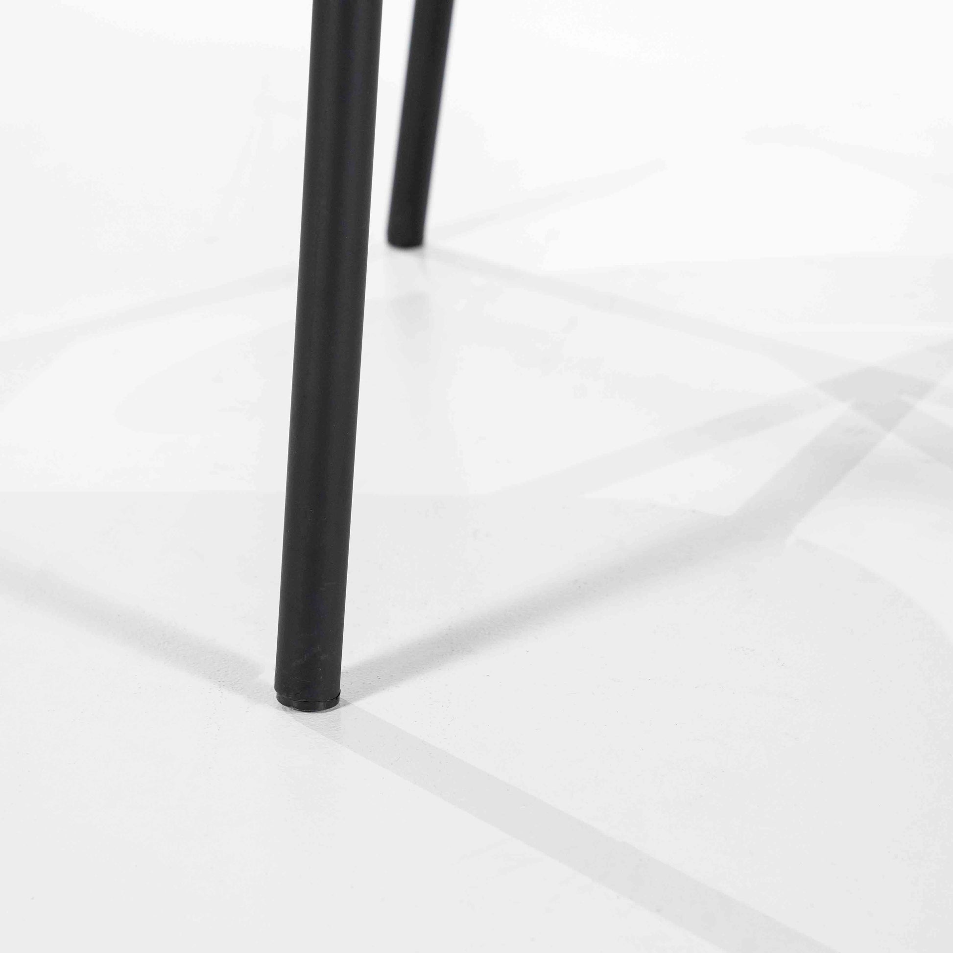 Lenestol i lyst stoff og svarte metallben