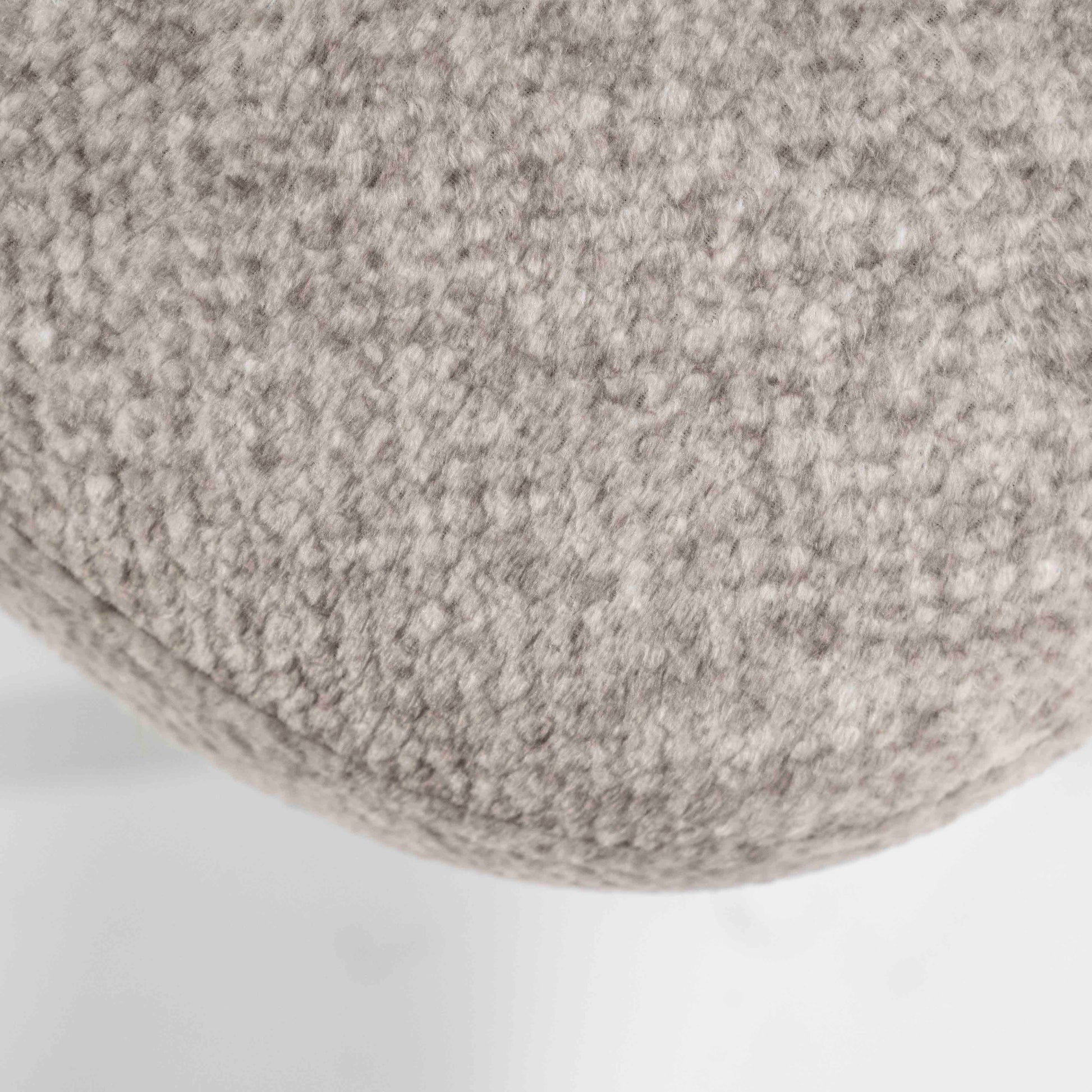 Lenestol i lyst stoff og svarte metallben