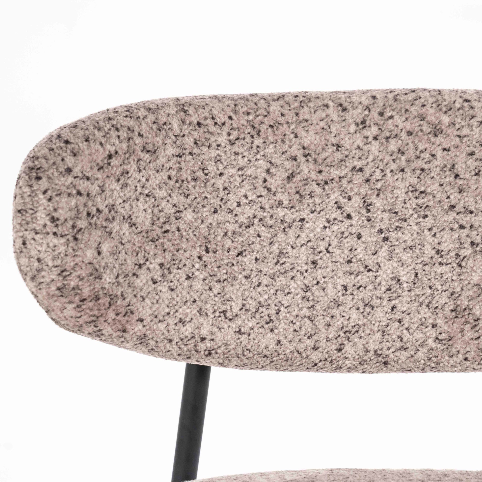 Lenestol i lyst melert stoff og svarte metallben