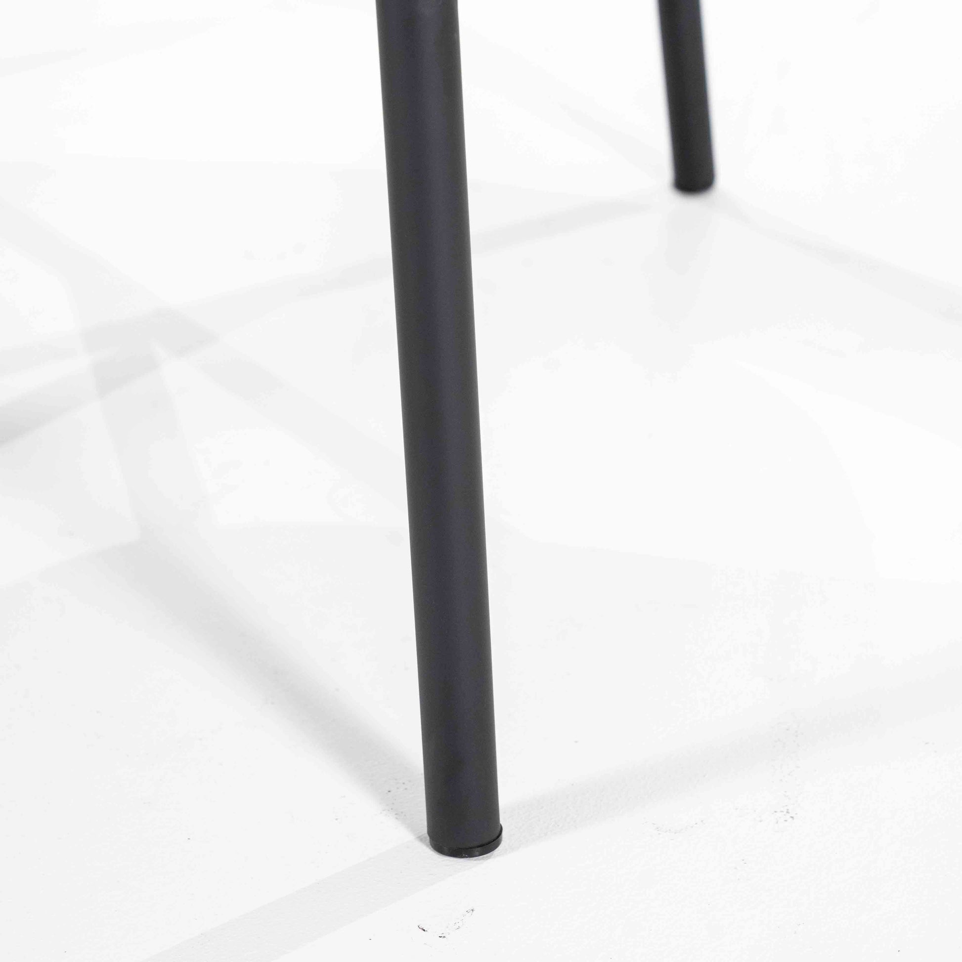 Lenestol i lyst melert stoff og svarte metallben