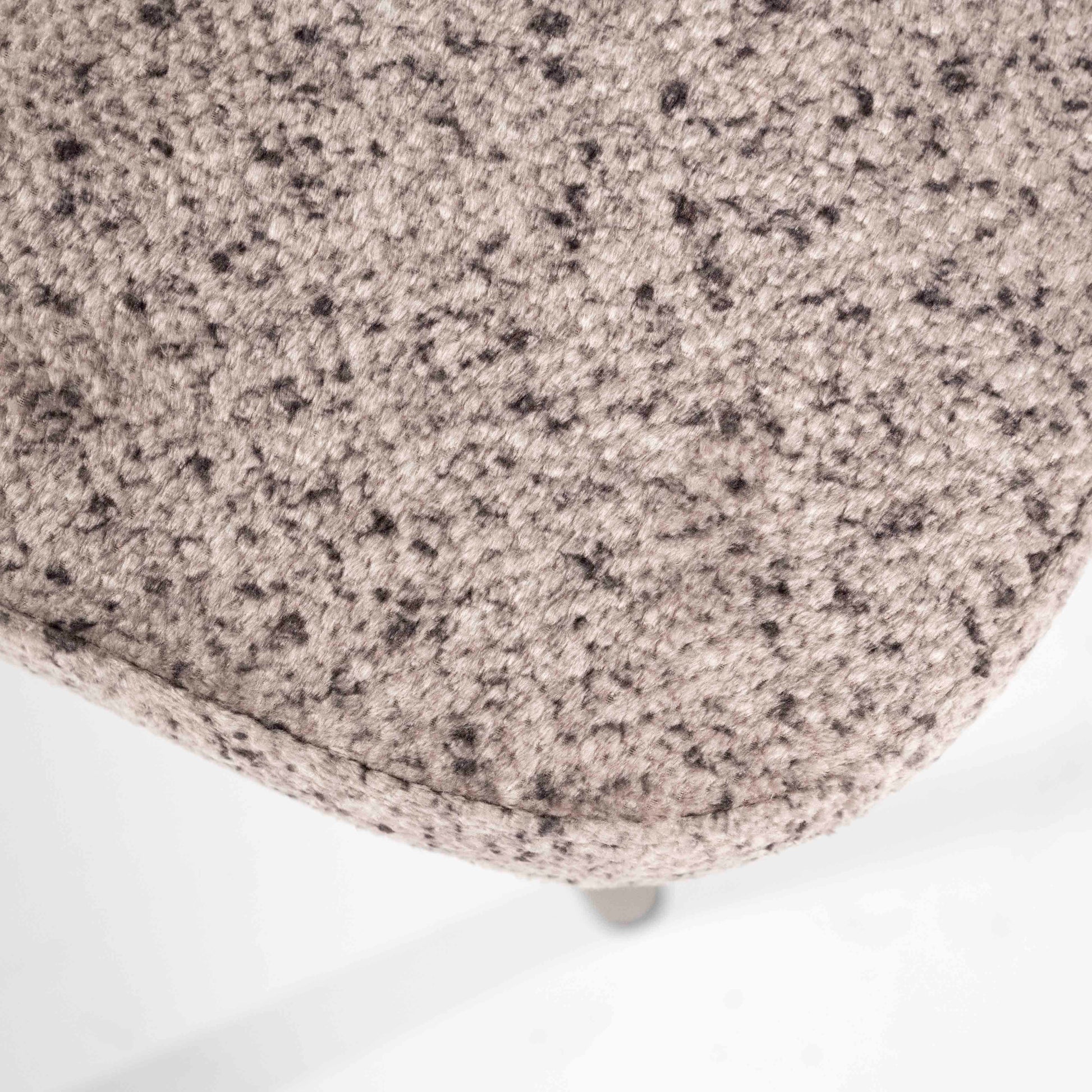 Lenestol i lyst melert stoff og svarte metallben