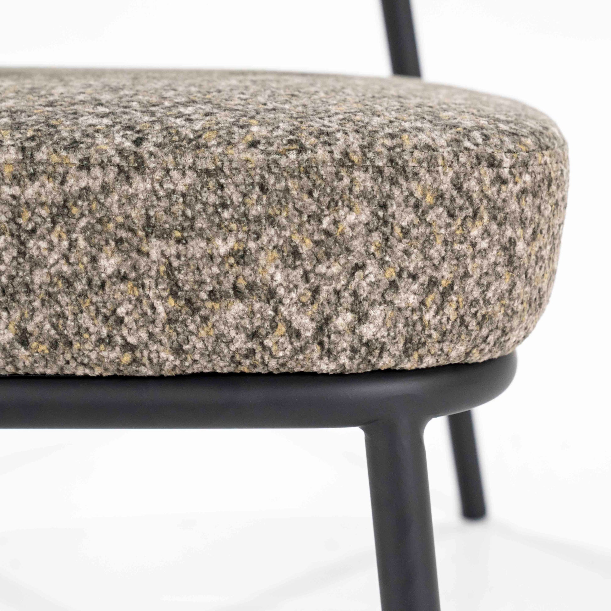 Lenestol i grønn melert stoff og svarte metallben