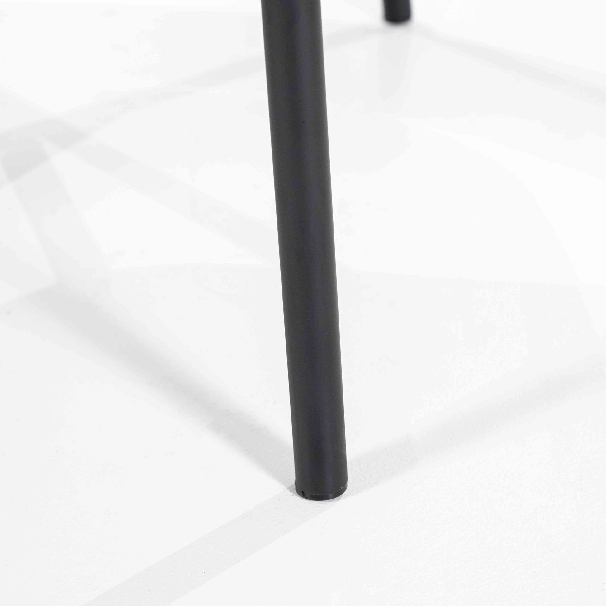 Lenestol i grønn melert stoff og svarte metallben