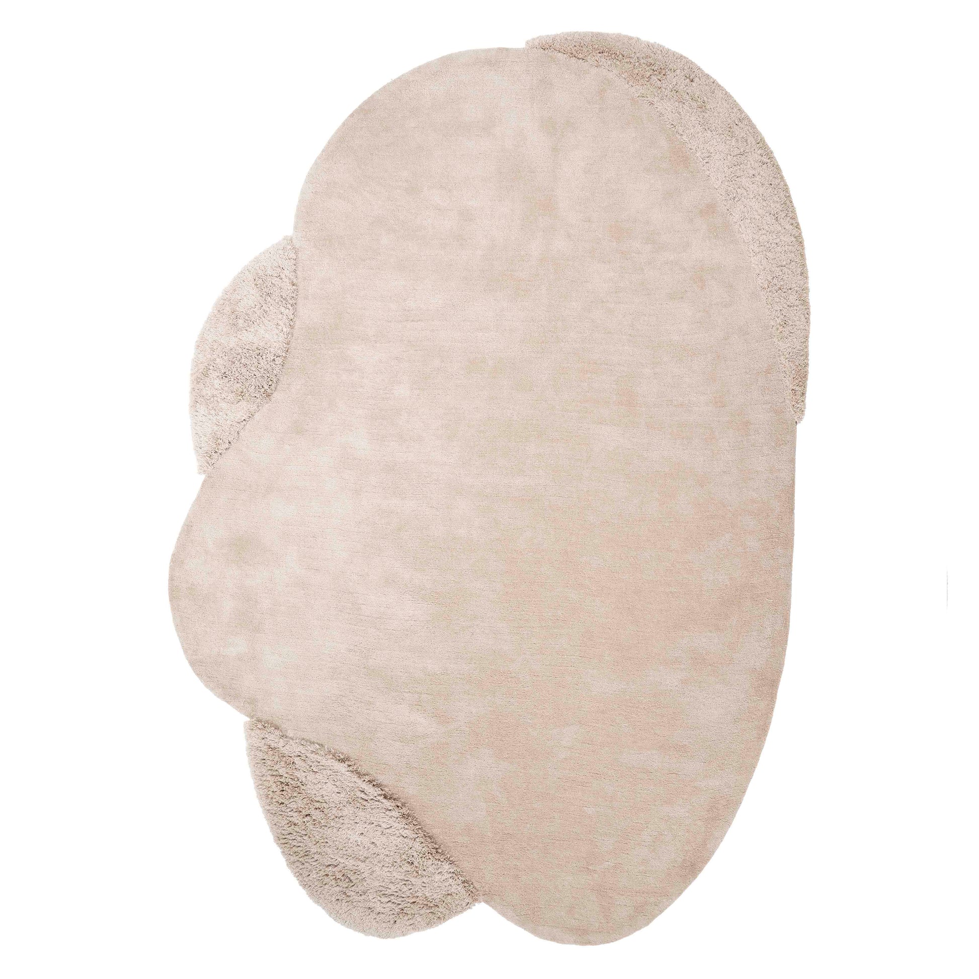 Beige gulvteppe i orgaiske former. Mykt og behagelig å gå på.