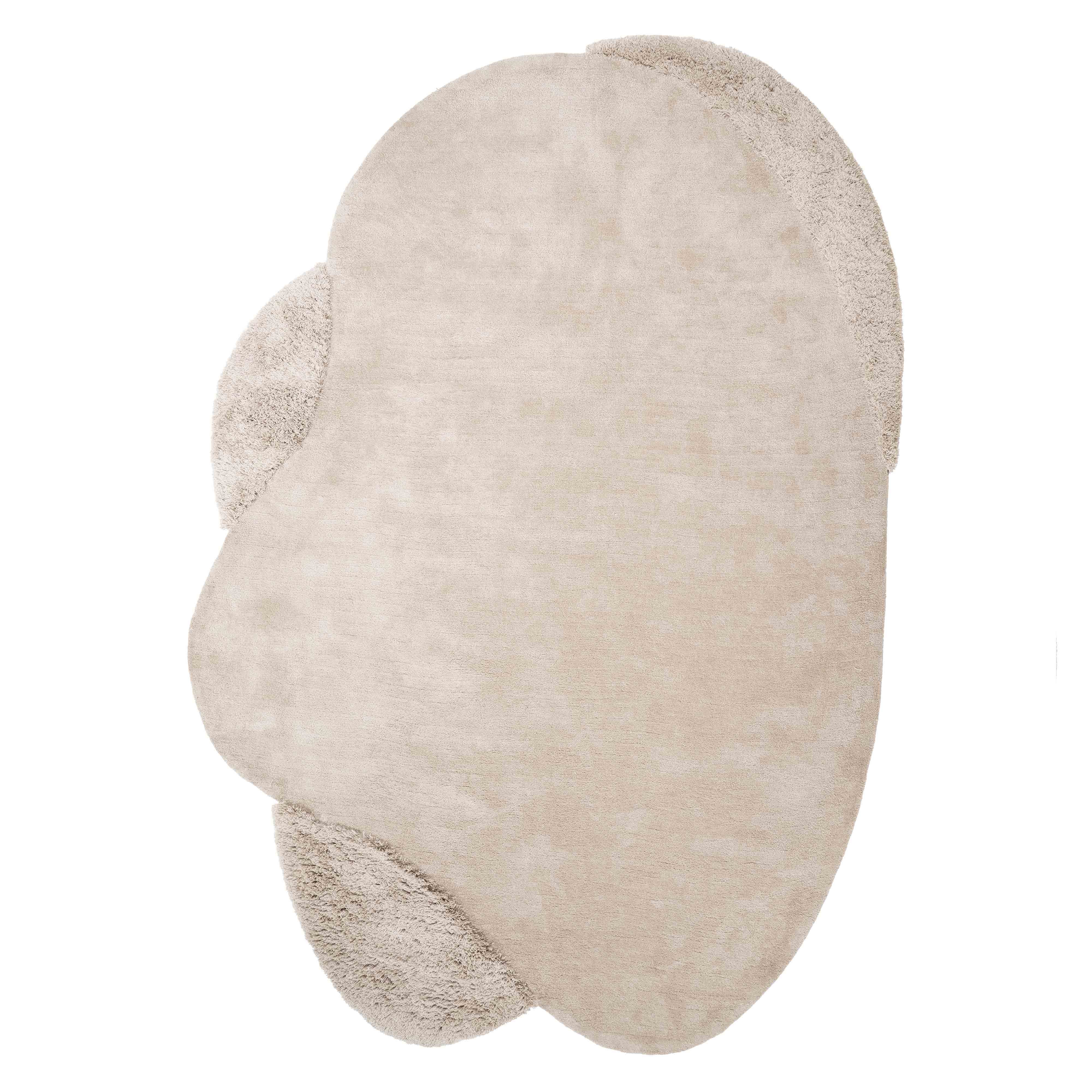 Beige gulvteppe i orgaiske former. Mykt og behagelig å gå på.