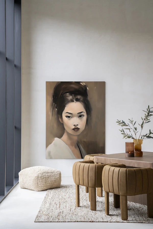 Kunsttrykk på syrefritt papir, lerret og glass. Motiv: portrett av en ung kvinne med blikket rettet mot tilskueren.