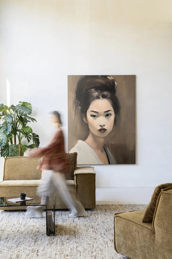 Kunsttrykk på syrefritt papir, lerret og glass. Motiv: portrett av en ung kvinne med blikket rettet mot tilskueren.