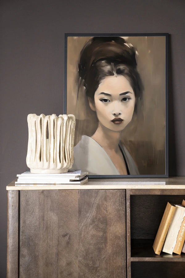 Kunsttrykk på syrefritt papir, lerret og glass. Motiv: portrett av en ung kvinne med blikket rettet mot tilskueren.