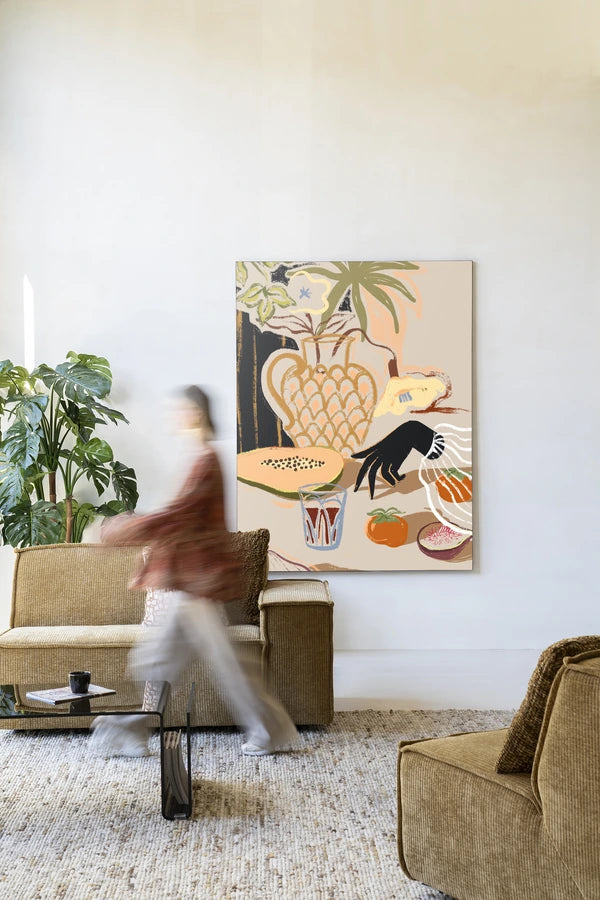 Kunsttrykk på syrefritt papir, lerret og glass. Motiv: et dekket bord med blomster, frukt og grønnsaker og en hånd som trer inn i bildet.