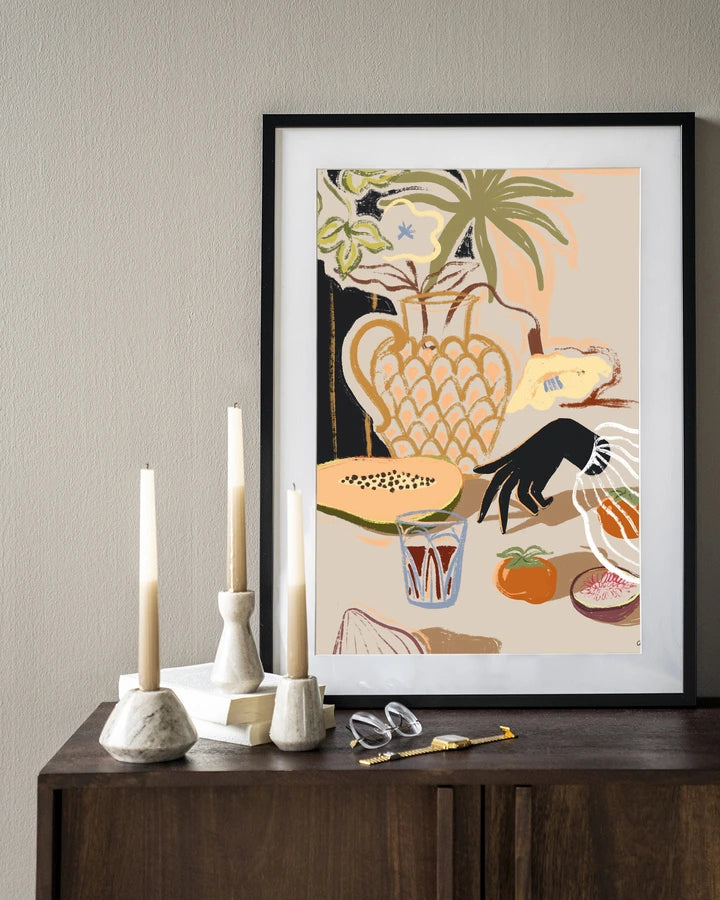 Kunsttrykk på syrefritt papir, lerret og glass. Motiv: et dekket bord med blomster, frukt og grønnsaker og en hånd som trer inn i bildet.