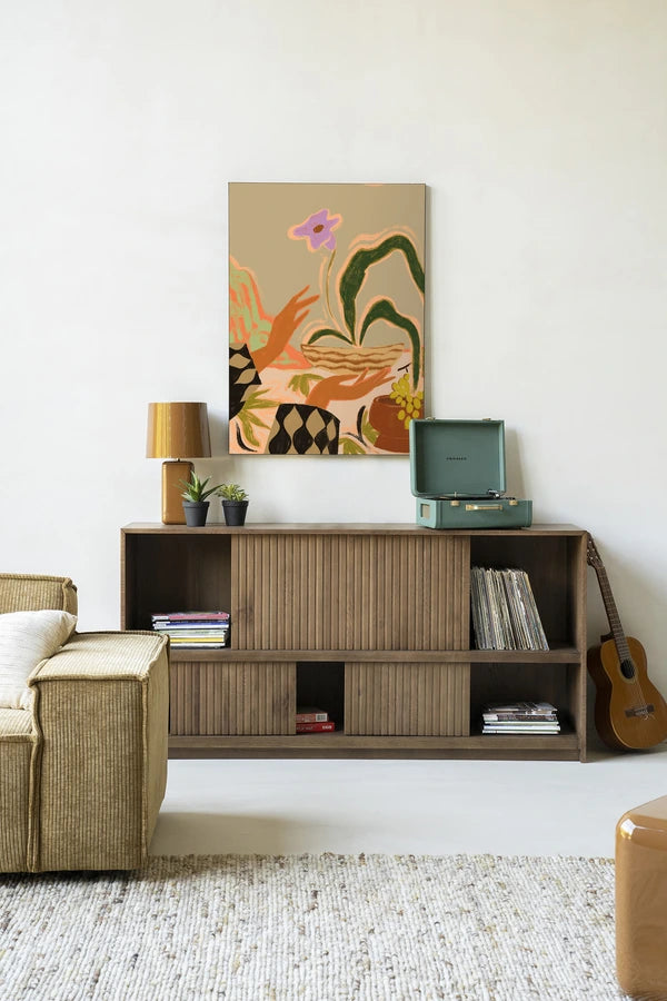 Kunsttrykk på syrefritt papir, lerret og glass. Motiv: hender som holder en blomsterkrukke. 