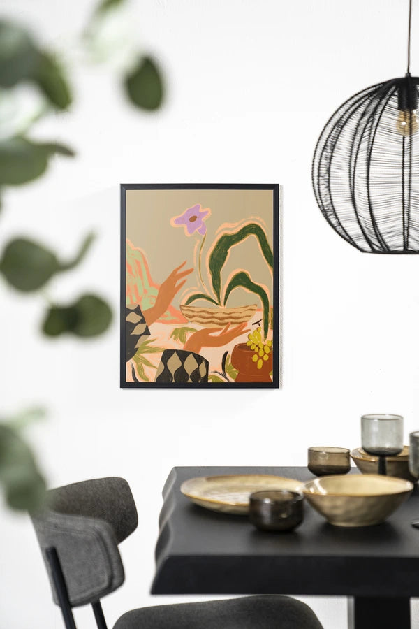 Kunsttrykk på syrefritt papir, lerret og glass. Motiv: hender som holder en blomsterkrukke. 