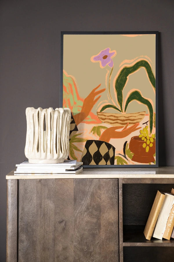 Kunsttrykk på syrefritt papir, lerret og glass. Motiv: hender som holder en blomsterkrukke. 