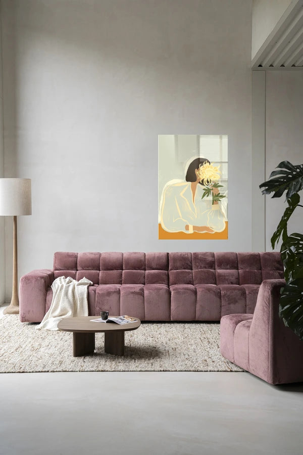 Kunsttrykk på syrefritt papir, lerret og glass. Motiv: kvinnesom holder skjuler ansiktet bak en stor, gul blomst. Lys fargepalett.