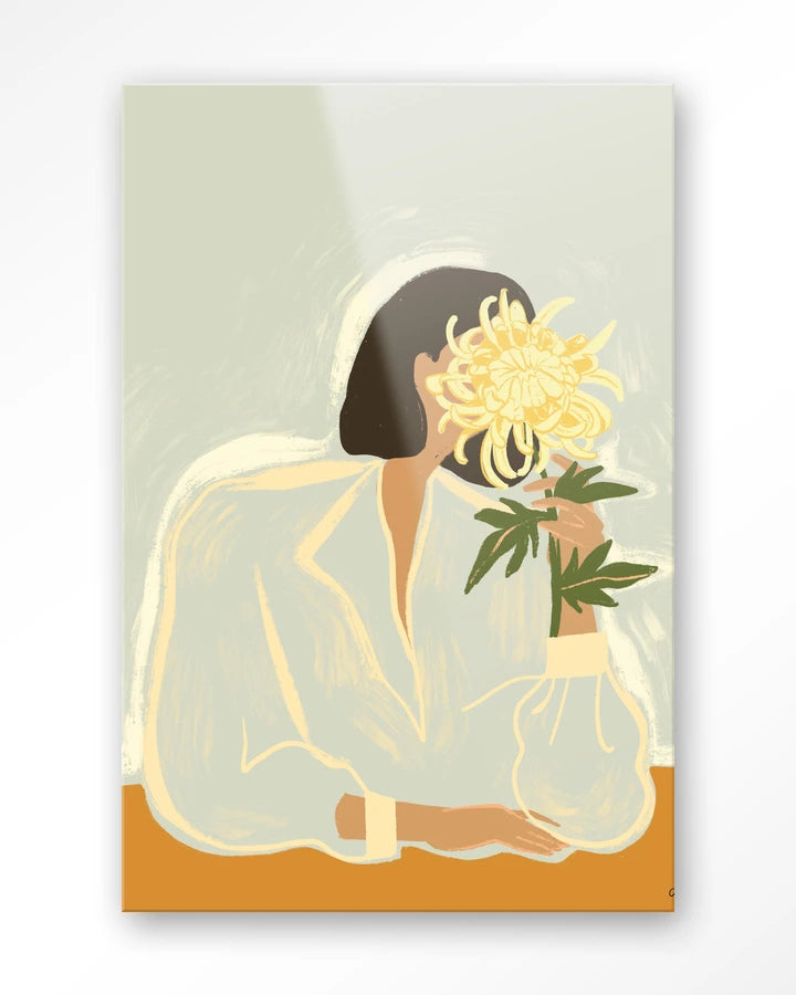 Kunsttrykk på syrefritt papir, lerret og glass. Motiv: kvinnesom holder skjuler ansiktet bak en stor, gul blomst. Lys fargepalett.