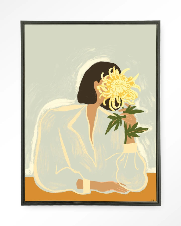 Kunsttrykk på syrefritt papir, lerret og glass. Motiv: kvinnesom holder skjuler ansiktet bak en stor, gul blomst. Lys fargepalett.