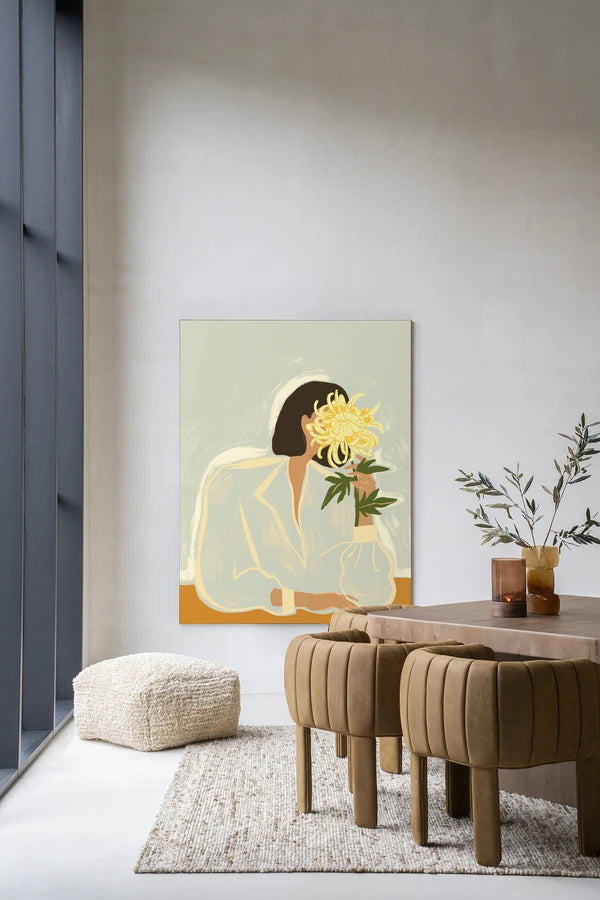 Kunsttrykk på syrefritt papir, lerret og glass. Motiv: kvinnesom holder skjuler ansiktet bak en stor, gul blomst. Lys fargepalett.