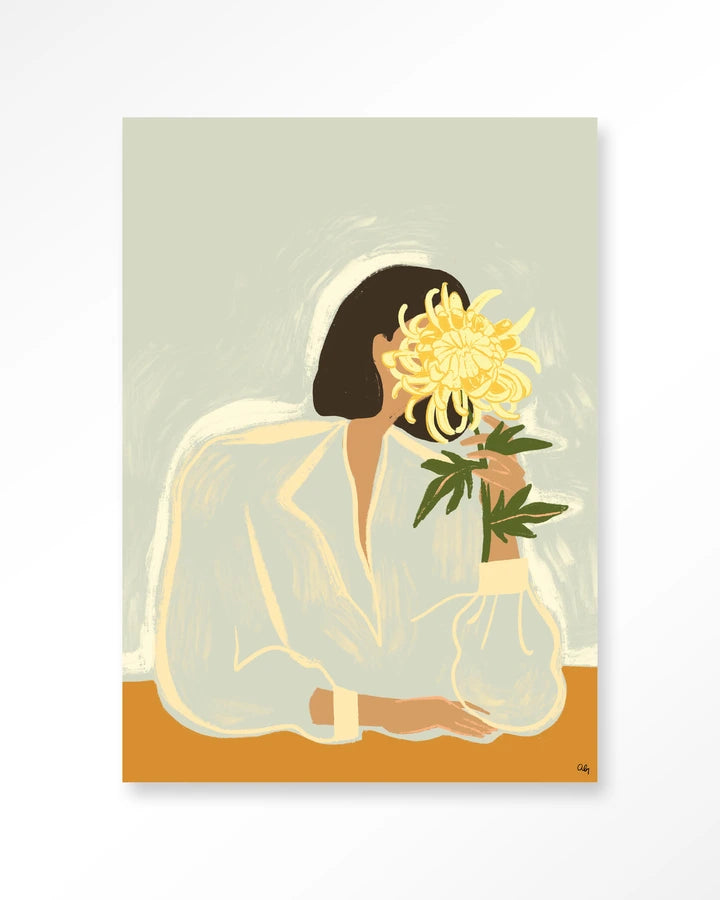 Kunsttrykk på syrefritt papir, lerret og glass. Motiv: kvinnesom holder skjuler ansiktet bak en stor, gul blomst. Lys fargepalett.