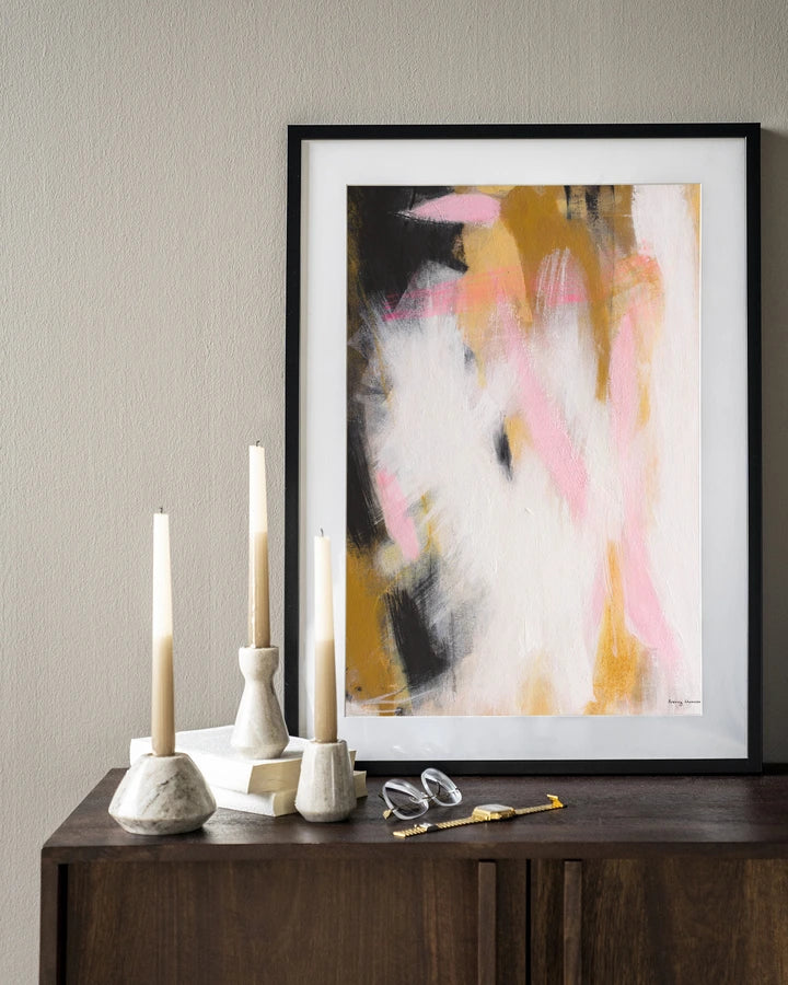 Kunsttrykk på syrefritt papir, lerret og glass. Abstrakt motiv med store penselstrøk og fargeflater.