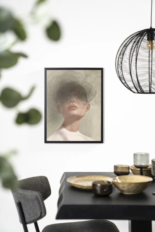 Kunsttrykk på syrefritt papir, lerret og glass. Motiv: dame i hvit bluse med hodet i en mørk sky.