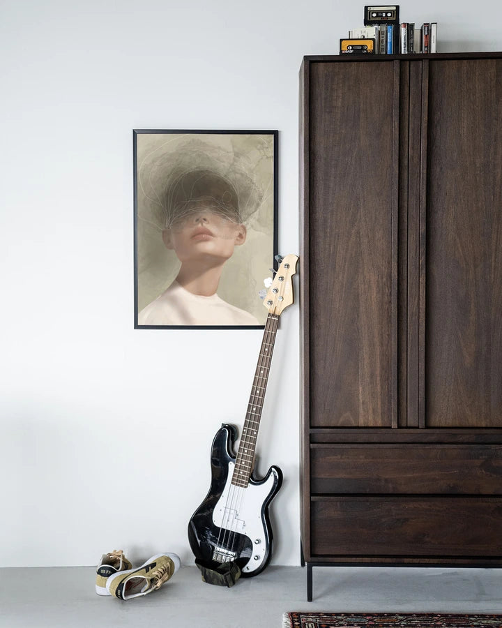 Kunsttrykk på syrefritt papir, lerret og glass. Motiv: dame i hvit bluse med hodet i en mørk sky.