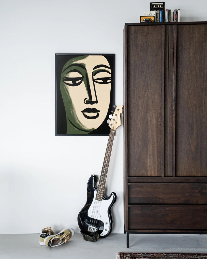 Maleri av ansikt i stilisert og forenklet form. Kontraster mellom lyse og mørke farger. Kunsttrykk på syrefritt papir, lerret og glass. 