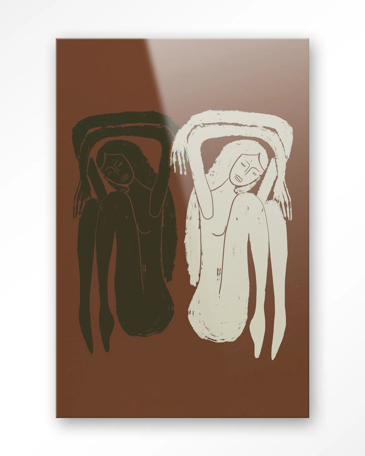 Maleri med to damer sittende mot hverandre, rygg mot rygg. Brune toner mot hvit fargeflate. Kunsttrykk på syrefritt papir, lerret og glass. 