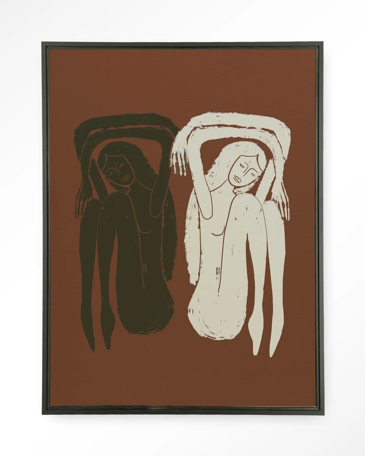 Maleri med to damer sittende mot hverandre, rygg mot rygg. Brune toner mot hvit fargeflate. Kunsttrykk på syrefritt papir, lerret og glass. 