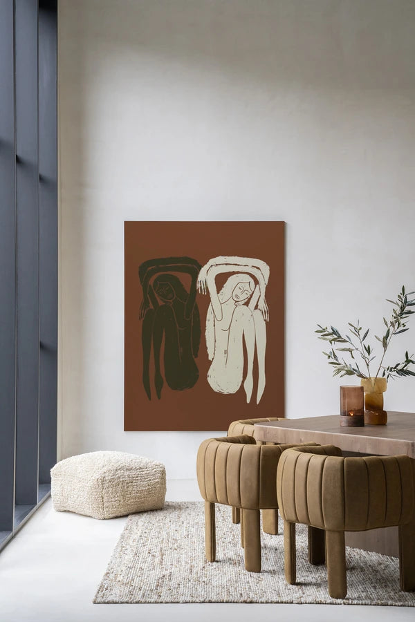 Maleri med to damer sittende mot hverandre, rygg mot rygg. Brune toner mot hvit fargeflate. Kunsttrykk på syrefritt papir, lerret og glass. 