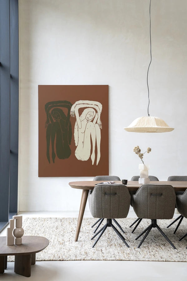 Maleri med to damer sittende mot hverandre, rygg mot rygg. Brune toner mot hvit fargeflate. Kunsttrykk på syrefritt papir, lerret og glass. 