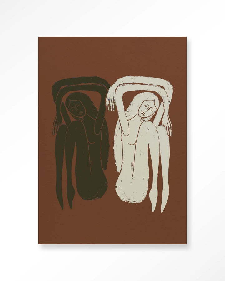 Maleri med to damer sittende mot hverandre, rygg mot rygg. Brune toner mot hvit fargeflate. Kunsttrykk på syrefritt papir, lerret og glass. 