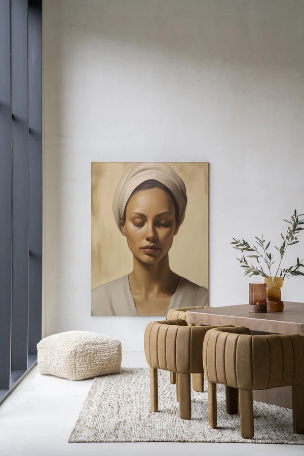 Kunsttrykk på syrefritt papir, lerret og glass. Portrett av kvinne med skaut og lukkede øyne. Jordtoner, fredfult uttrykk.