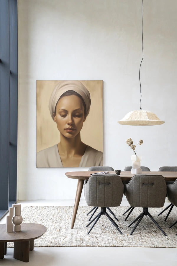 Kunsttrykk på syrefritt papir, lerret og glass. Portrett av kvinne med skaut og lukkede øyne. Jordtoner, fredfult uttrykk.