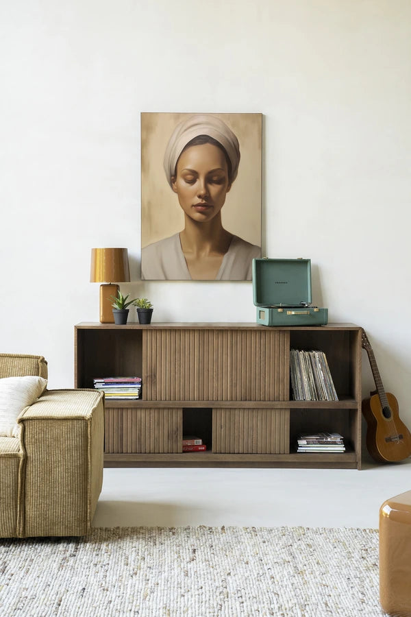 Kunsttrykk på syrefritt papir, lerret og glass. Portrett av kvinne med skaut og lukkede øyne. Jordtoner, fredfult uttrykk.