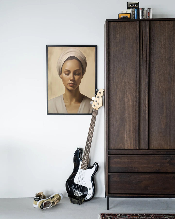 Kunsttrykk på syrefritt papir, lerret og glass. Portrett av kvinne med skaut og lukkede øyne. Jordtoner, fredfult uttrykk.