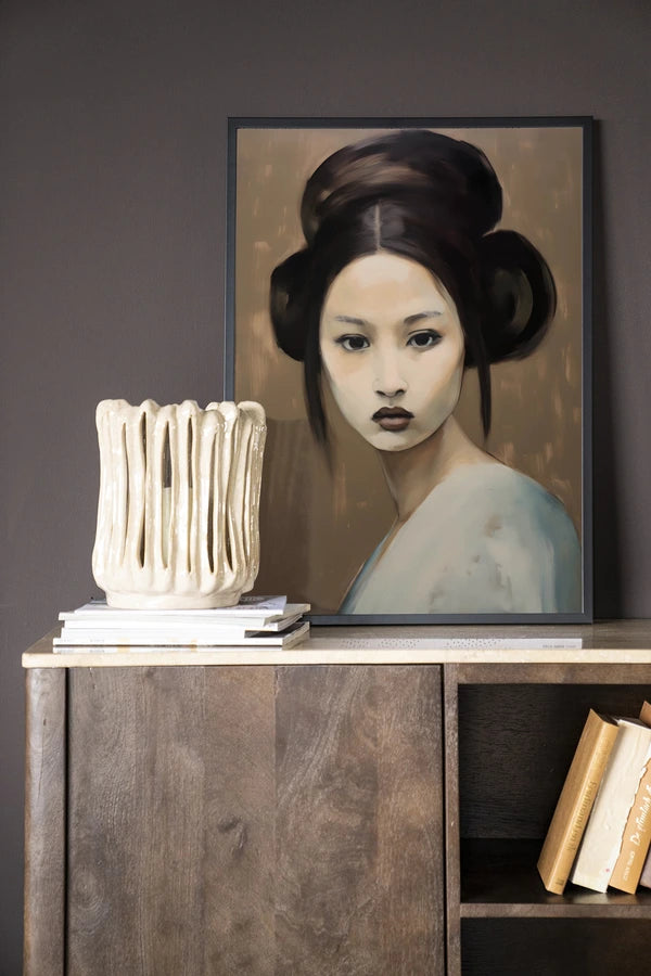 Kunsttrykk på syrefritt papir, lerret og glass. Portrett av kvinne med blikket festet på tilskueren. Jordtoner.