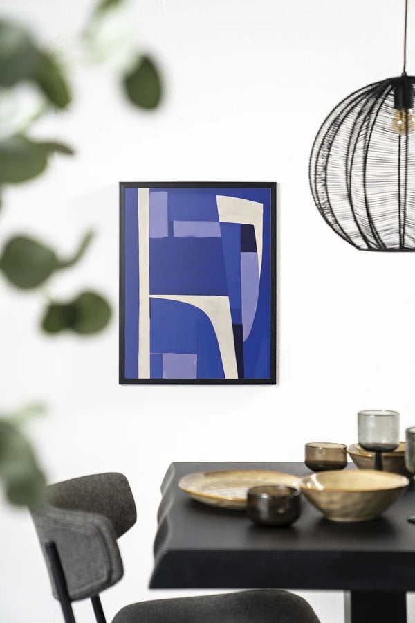 Kunsttrykk på syrefritt papir. Abstrakt bildemotiv med store, blå geometriske flater mot beige bakgrunn.